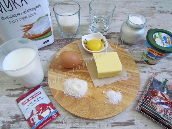 Ингредиенты для дрожжевых рулетов
