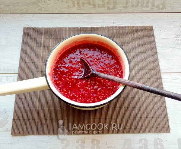 Размешать сахар со смородиной