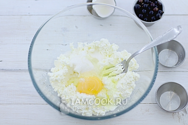 Добавить яйцо, соль и сахар
