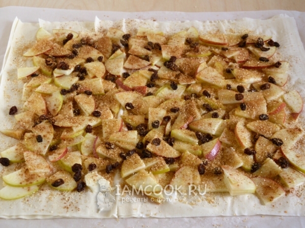 Положить яблоки, изюм и корицу с сахаром