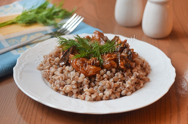 Гречневая каша с томатным соусом