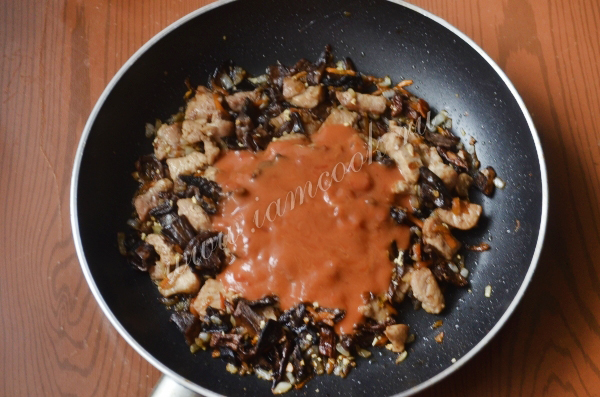 Готовим томатный соус с грибами и мясом