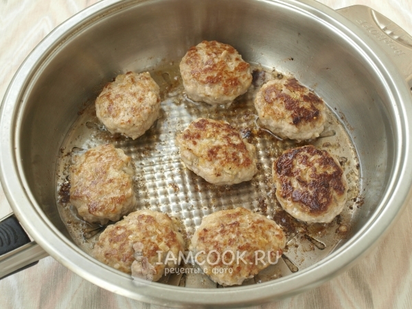 Пожарить котлеты