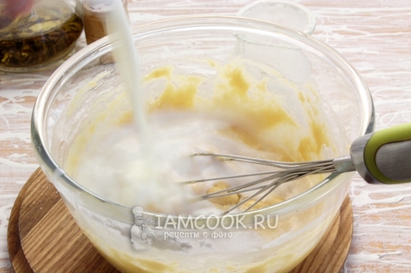 Влить молоко