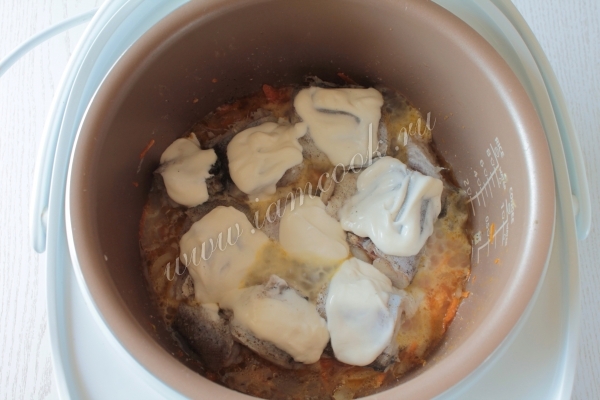 Минтай, тушеный в сметане