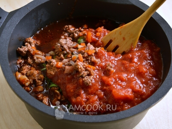 Добавить томаты и вино