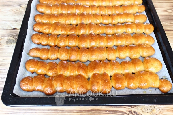 Смазать булочки медово-маслянной смесью