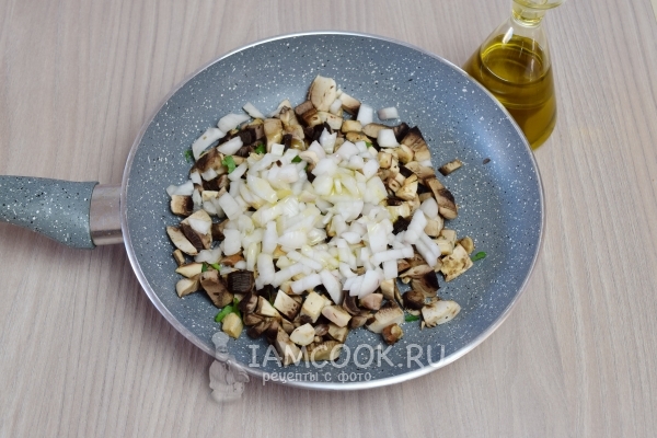 Обжарить лук с грибами