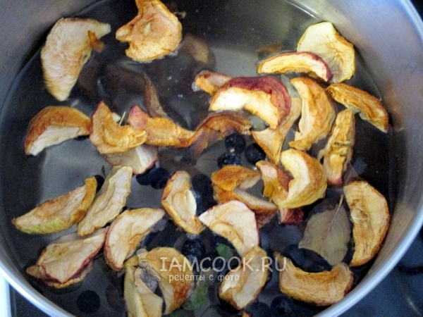 Кастрюля с водой и ингредиентами