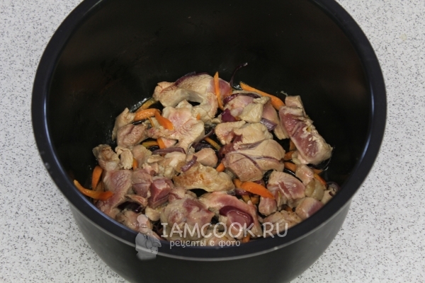 Обжарить мясо с луком и морковью