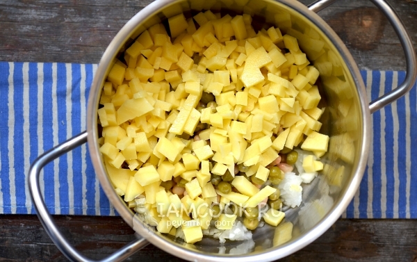 Добавить нарезанный картофель