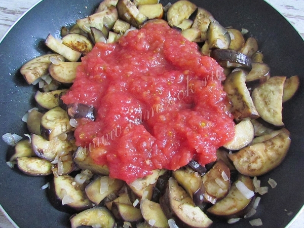 Добавить томатное пюре