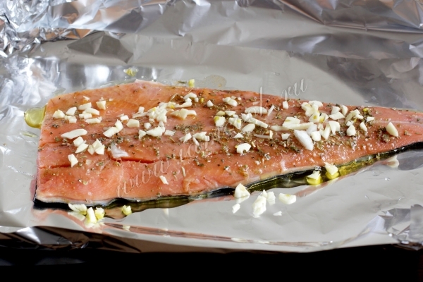 Чеснок на филе горбуши