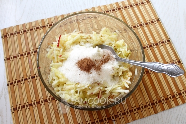 Всыпать сахар и корицу
