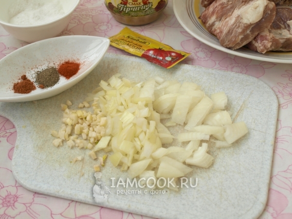 Нарезать лук и чеснок