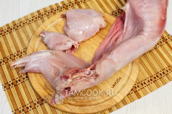 Отрезать задние ноги кролика