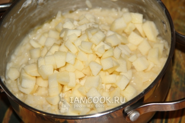 Добавить нарезанное яблоко