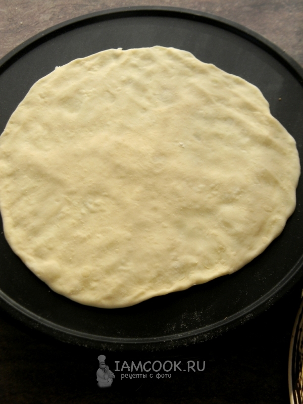 Положить лепешку на сковороду