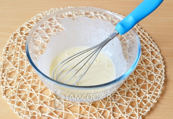 Взбить кефир с яйцом