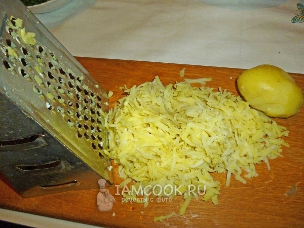 Натереть картофель