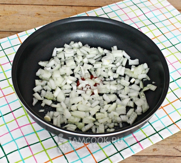 Обжарить лук