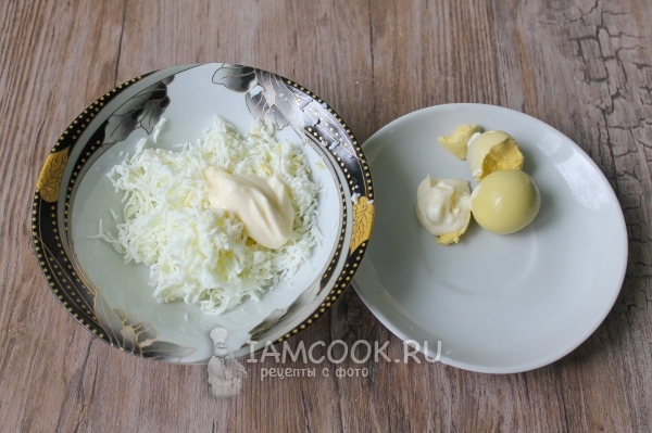 Смешать белки с майонезом