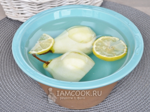 Положить груши и лимон в воду