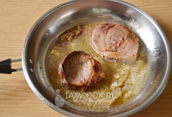 Положить в масло мясо