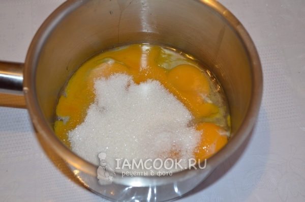 Соединить желтки и сахар
