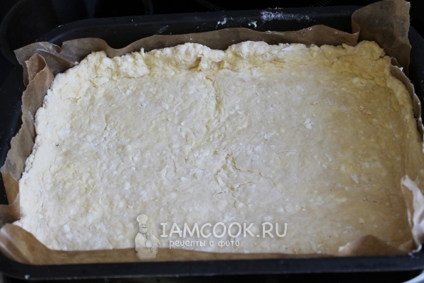 Выложить тесто на противень