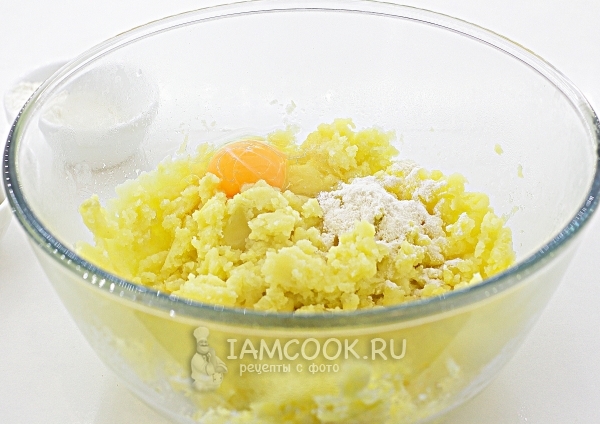 Смешать картофель с яйцом и мукой