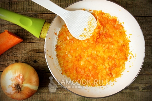 Поджарить лук с морковью