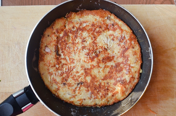 Готовим омлет с тунцом для салата