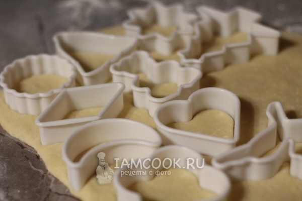 Вырезать тесто формочками