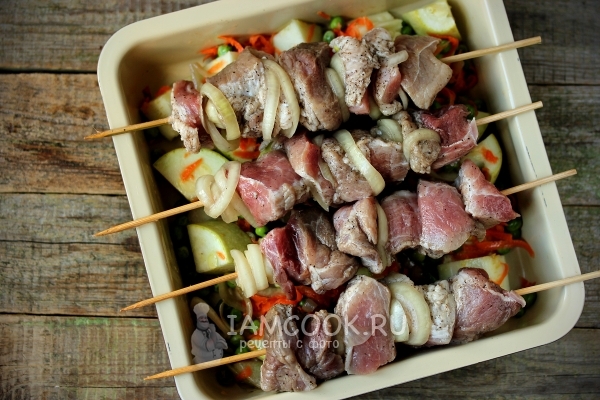 Положить в форму овощи и шпажки с мясом