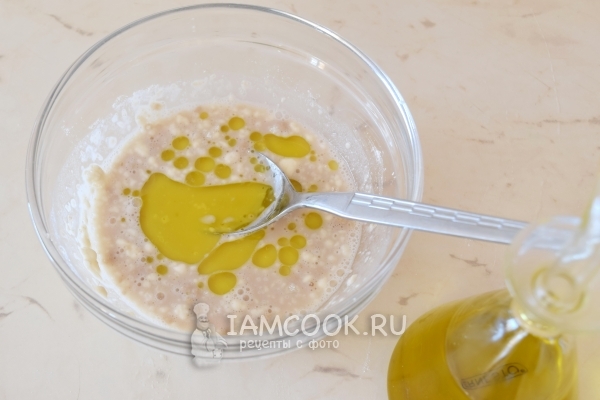 Влить масло