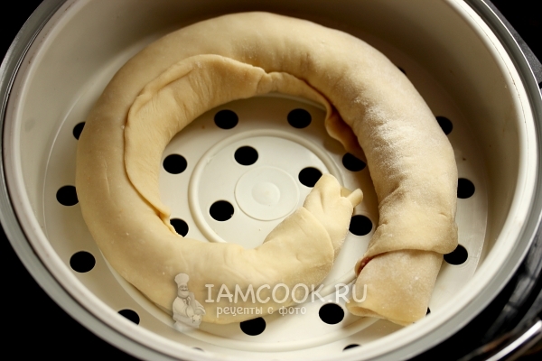 Положить рулет в пароварку