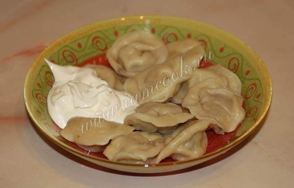 Домашние пельмени со сметаной, фотография