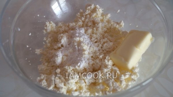 Смешать творог, масло и сахарную пудру