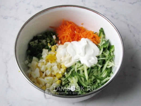 Заправить ингредиенты для салата