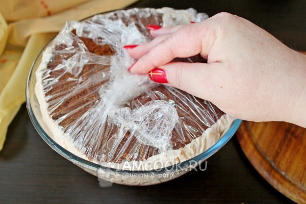 Сверху положить корж и накрыть пленкой