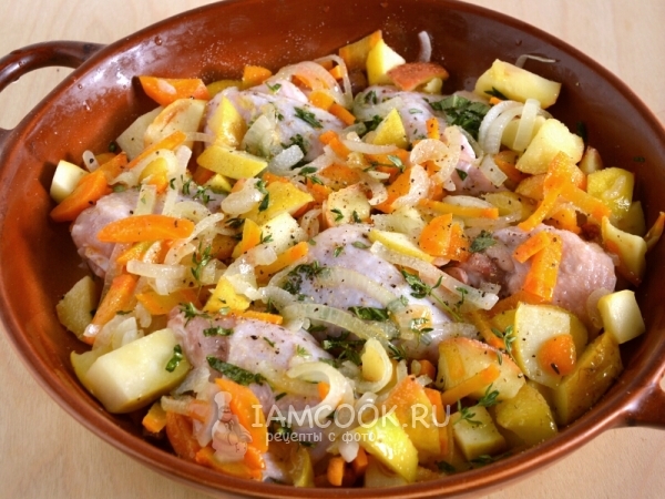 Выложить на курицу овощи