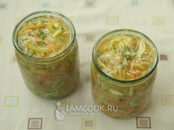 Переложить салат в банки