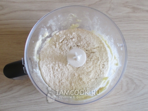 Всыпать муку