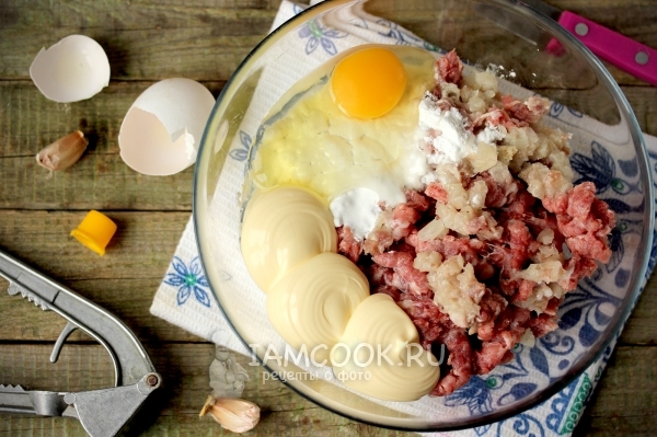 Соединить перекрученное мясо, чеснок, яйцо, крахмал и майонез