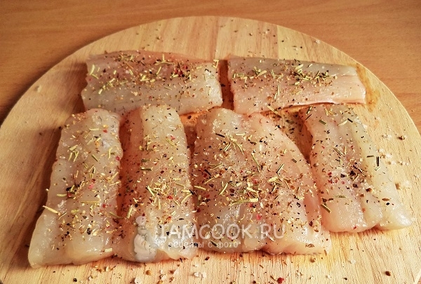 Посыпать рыбу специями и солью