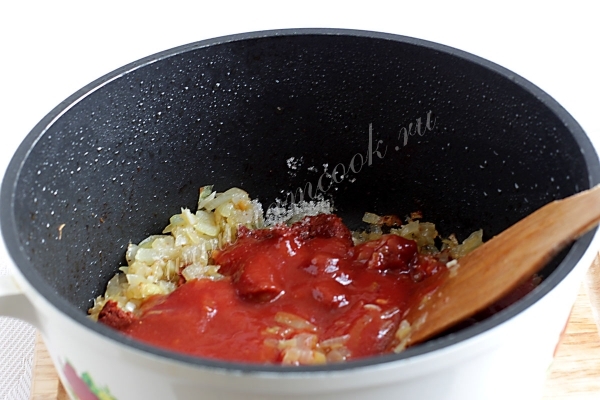 Влить томатную пасту