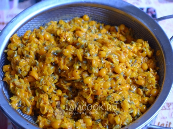 Положить облепиху в дуршлаг