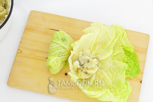 Положить начинку на капустный лист