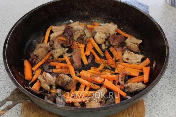 Положить морковь и специи